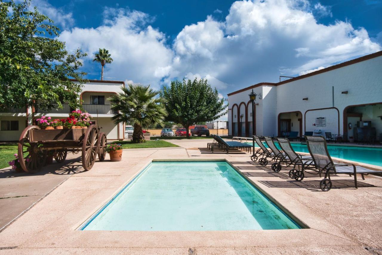 Hotel Hacienda Nuevo Casas Grandes エクステリア 写真