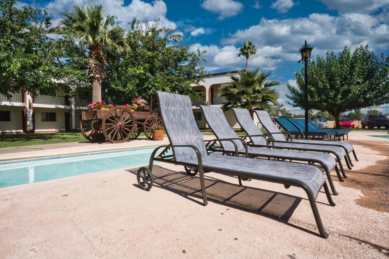 Hotel Hacienda Nuevo Casas Grandes エクステリア 写真
