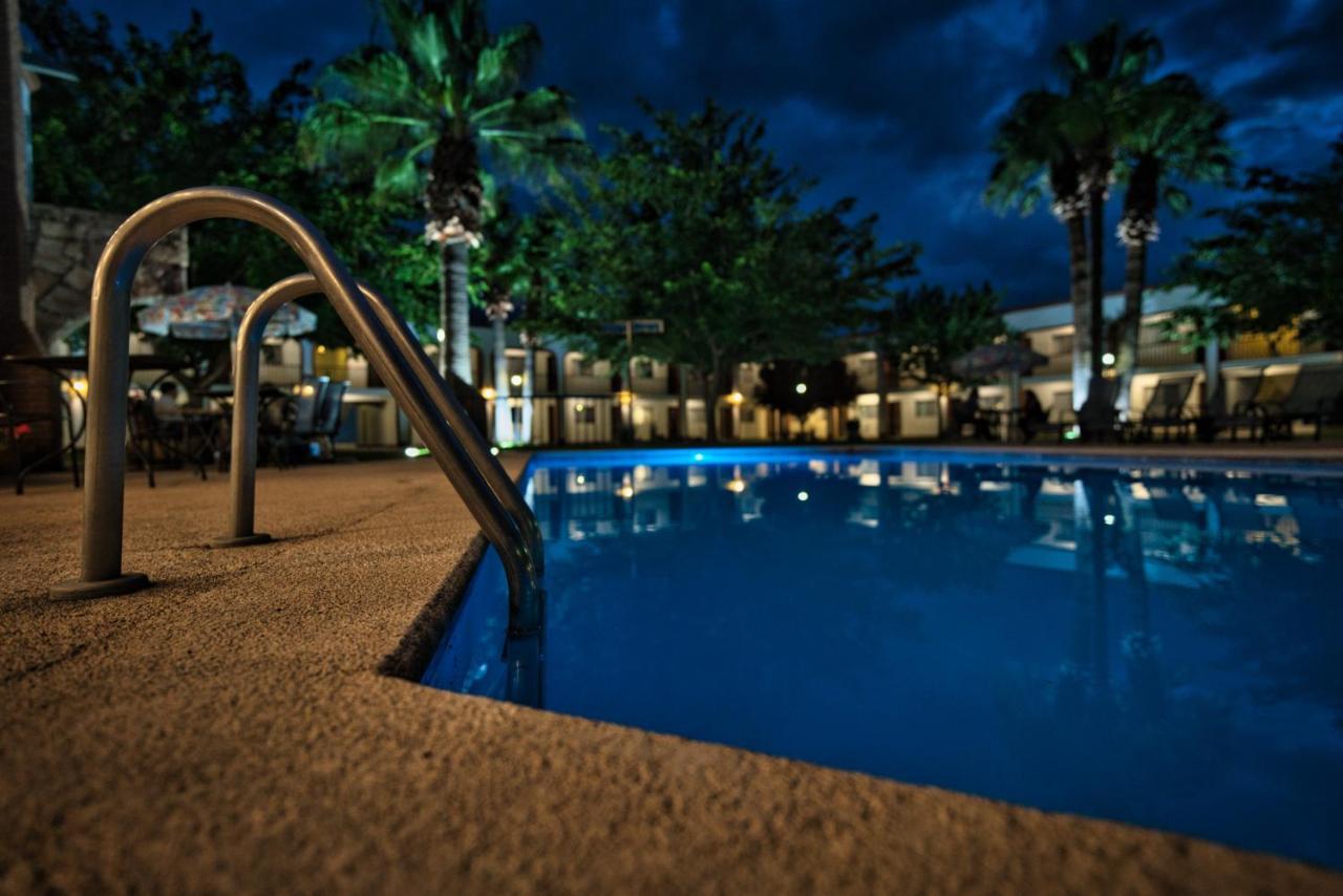Hotel Hacienda Nuevo Casas Grandes エクステリア 写真