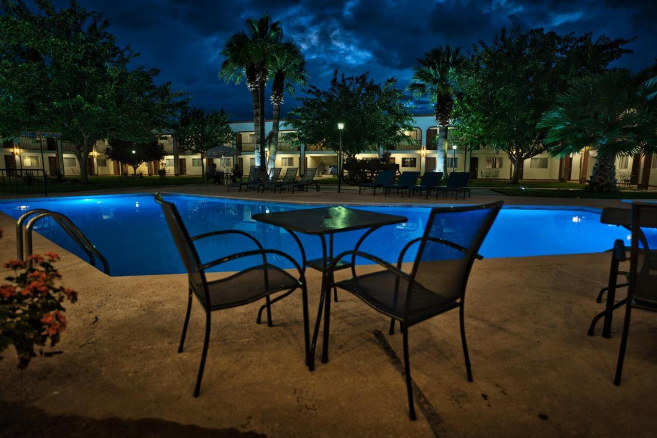 Hotel Hacienda Nuevo Casas Grandes エクステリア 写真