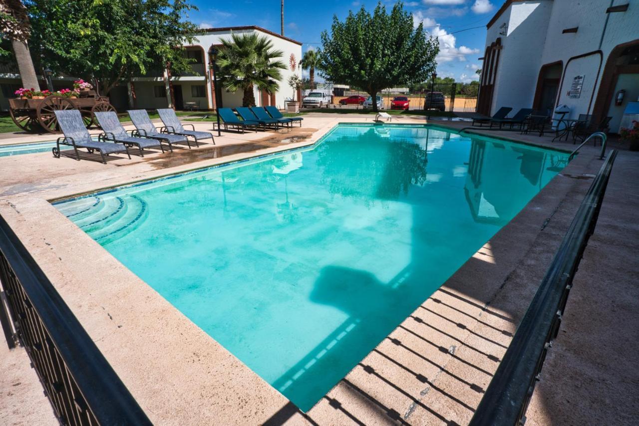 Hotel Hacienda Nuevo Casas Grandes エクステリア 写真