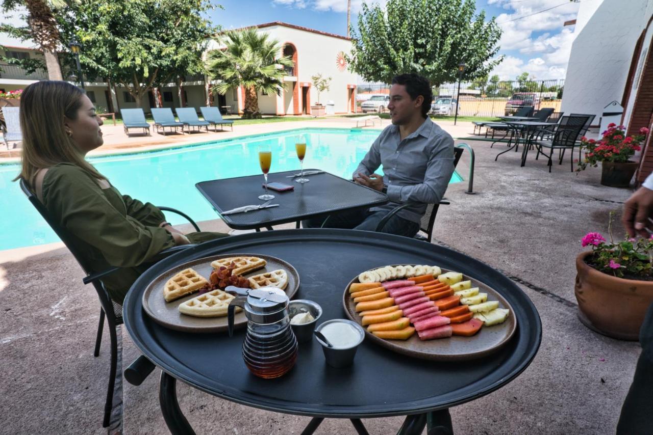 Hotel Hacienda Nuevo Casas Grandes エクステリア 写真