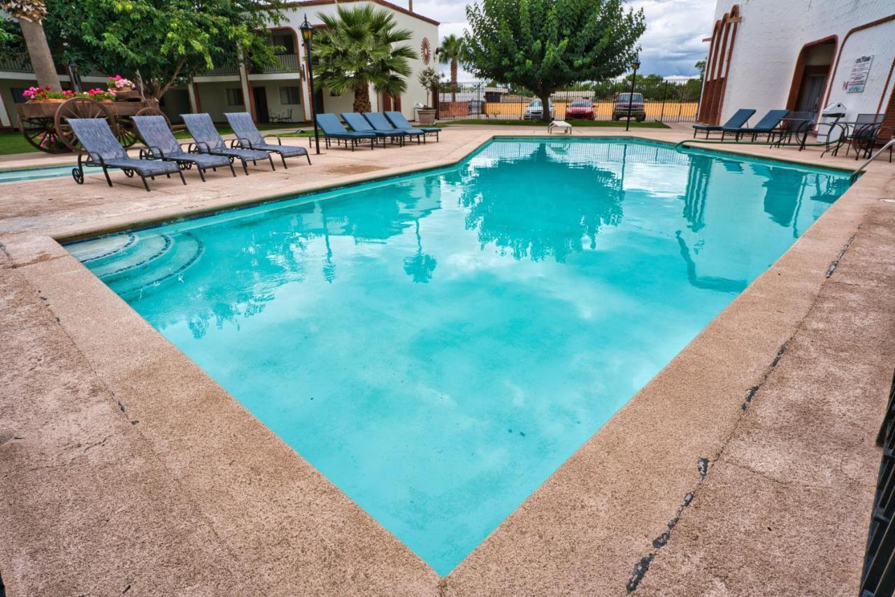 Hotel Hacienda Nuevo Casas Grandes エクステリア 写真